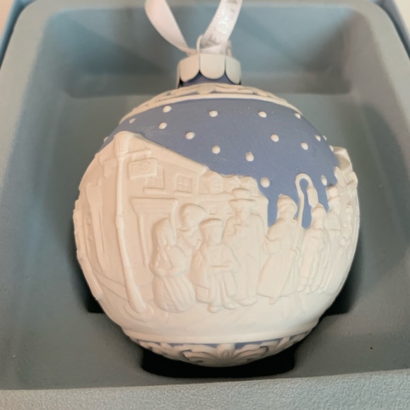 Wedgwood Jasperware Christmas Carol Singers Blue White Ornament - Picture 5 of 8